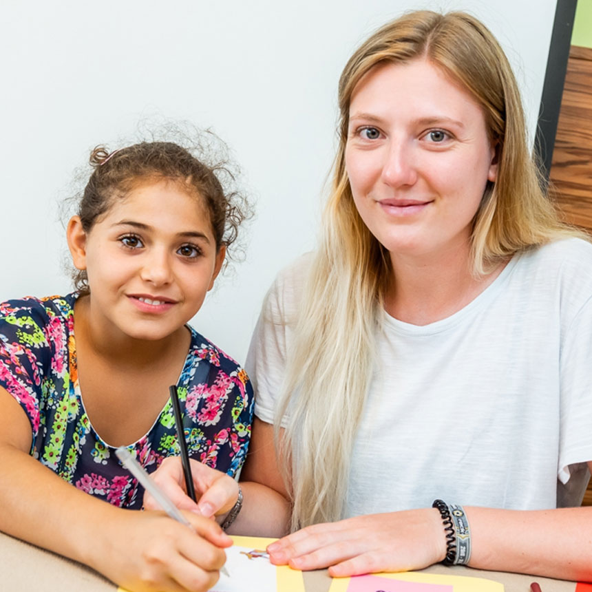 ein Lernbuddy mit Kind beim lernen